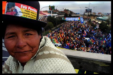 MAS DE DOS TERCIOS DE LOS BOLIVIANOS VOTARON POR EVO . BOLIVIA 2008 REFERENDUM REVOCATORIO.