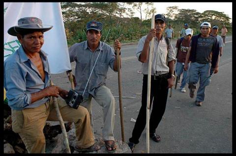 Marcha de Movimientos Sociales, campesinos, obreros, a Santa Cruz en defensa de la democracia, Bolivia septiembre 2008