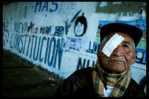 Juan lleva a una paciente y su acompañante hacia el quirófano, Centro Oftalmológico de El ALto, 5Bolivia 2008.