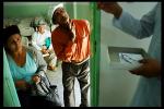 Entrega de anteojos a los pacientes ya operados, Operacion Milagro, Santa Cruz.