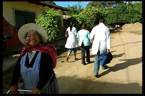 Pesquisaje activo, brigadas de mèdicos cubanos recorren las poblaciones brindando asistencia en salud .