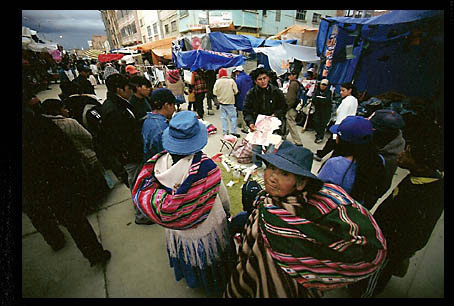 El Alto, millòn y medio de hab. donde el 60% tiene menos de 25 años, y el 70% se define como indigena.