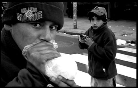 Facundo vive en la calle con sus hermanas y amigos. Barrio del Congreso.