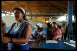 CLASES EN EL MERCADO SANTA CRUZ BOLIVIA 2008 YO SI PUEDO PLAN DE ALFABETIZACION BOLIVIA 2008