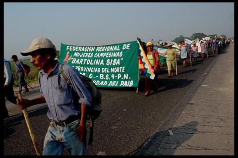 Marcha de Movimientos Sociales, campesinos, obreros, a Santa Cruz en defensa de la democracia, Bolivia septiembre 2008